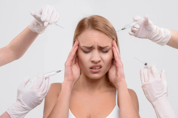 Gefrustreerd vrouw met chirurgische huidverjonging — Stockfoto