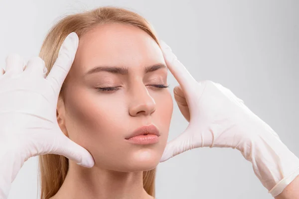 Arts controleren vrouwelijke huid voor plastische chirurgie — Stockfoto