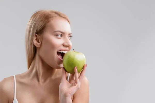 Schattig meisje eten gezond fruit — Stockfoto