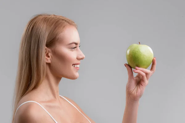 Mooi blond meisje wil eten een appel — Stockfoto