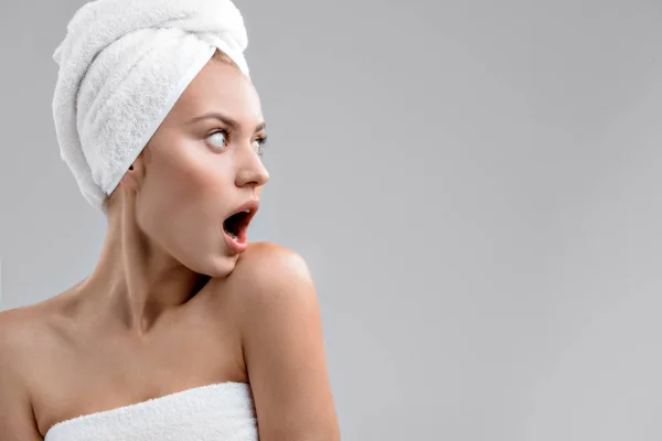 Mujer joven conmocionada después de la ducha — Foto de Stock