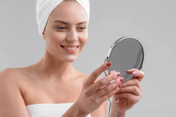 Zorgeloos vrouw houdt haar gezicht reflectie — Stockfoto