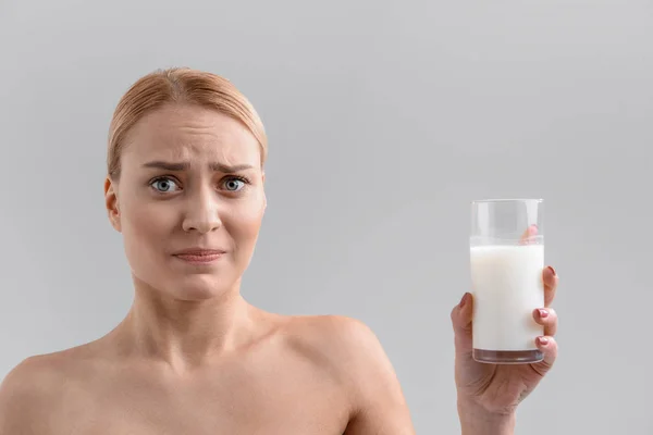 Ung kvinna känner motvilja om mjölk — Stockfoto