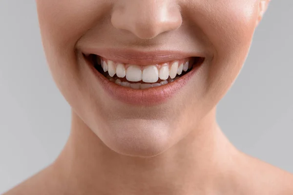 Menina bonita com sorriso branco maravilhoso — Fotografia de Stock