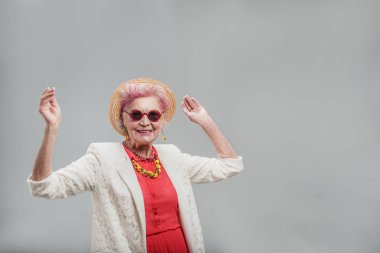 Neşeli modern orta yaşlı erkek eğleniyor zaman