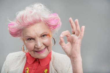 Şık üst düzey Bayan kameraya arıyorum