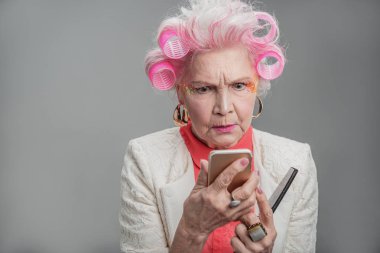 Cep telefonu ve tarak holding ciddi yaşlı bayan