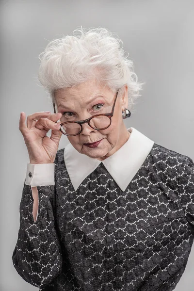 Frau mittleren Alters mit skeptischem Gesichtsausdruck — Stockfoto