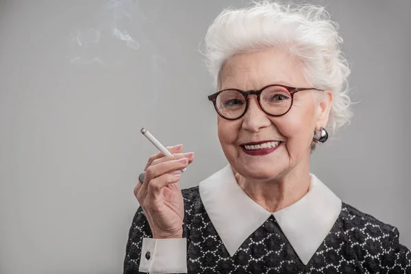 Emotionale Seniorin raucht vor Freude — Stockfoto