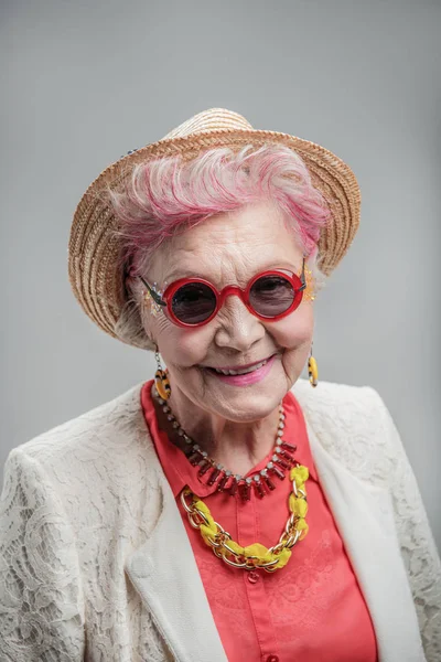 Mulher idosa feliz olhando para a câmera — Fotografia de Stock