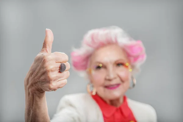 Счастливая старшая леди позирует в студии — стоковое фото