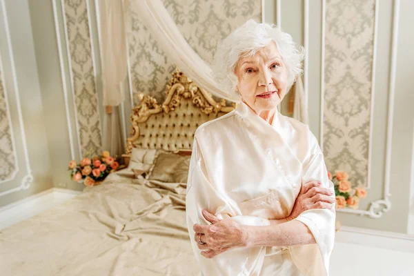 Элегантная пожилая леди отдыхает в спальне — стоковое фото