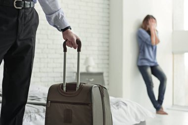 Duvarda rahatsız kadın kişi şüphesi