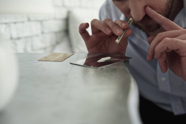 Erkek kişi alarak tehlikeli uyuşturucu