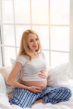 Kameraya poz mutlu hamile kadın