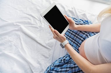 Genç hamile kadın okuma ebook