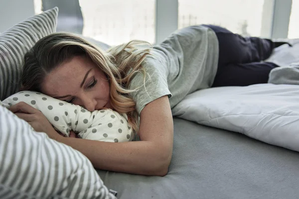 Müde Frau schläft im Schlafzimmer — Stockfoto