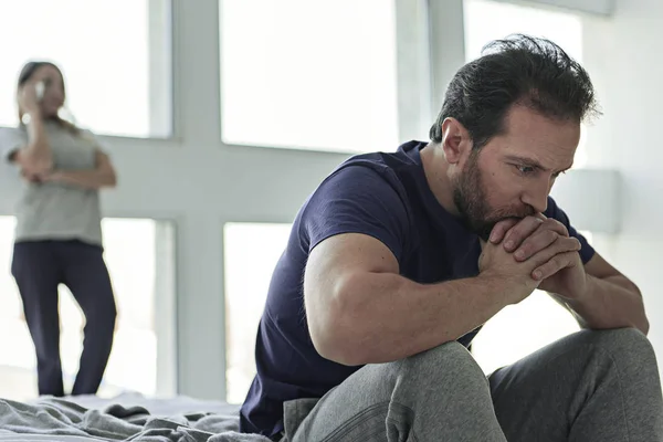 Hombre deprimido está en el dormitorio — Foto de Stock