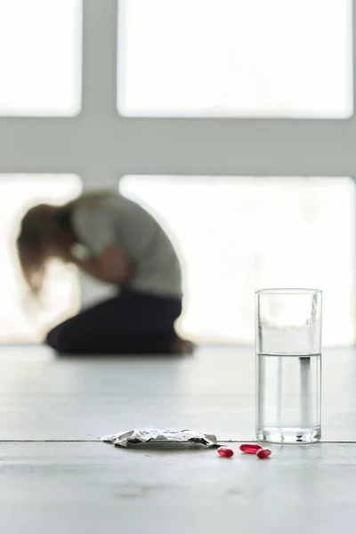 Kleine Pillen auf weißem Boden — Stockfoto