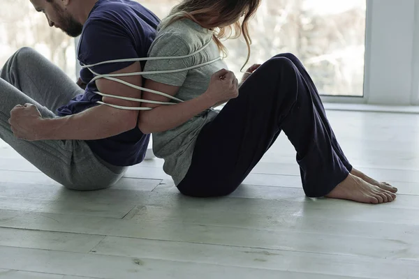 Pareja vinculante sentada en la habitación — Foto de Stock