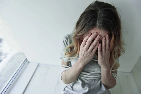 Femme désespérée scintillant au mur — Photo