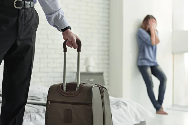 Beledigd vrouwelijke persoon vermoeden op muur — Stockfoto