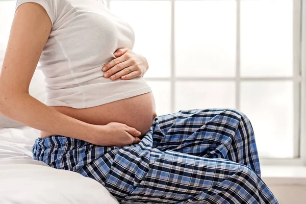 Hamile kadın evde rahatlatıcı — Stok fotoğraf