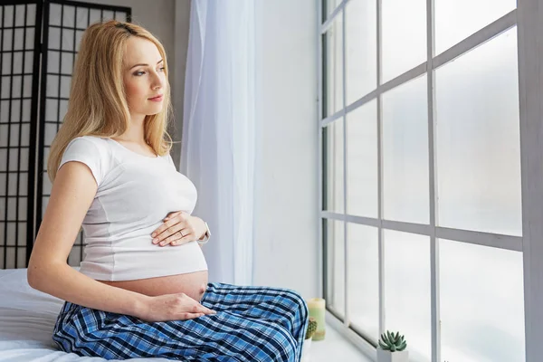 Hamile kadın evinde vakit — Stok fotoğraf