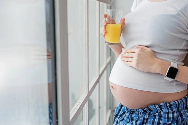 Obst frisch in den Händen der werdenden Mutter — Stockfoto