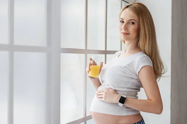 Glückliche zukünftige Mutter genießt den Tag zu Hause — Stockfoto