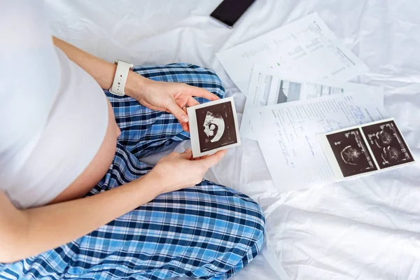 Framtida mamma tittar på ultraljudsundersökningar — Stockfoto