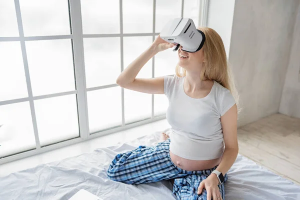 新しいテクノロジーを使用して若い将来の母親 — ストック写真