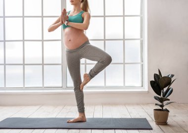 Onun avuç içi ile birlikte meditasyon güzel hamile kadın