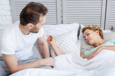 Neşeli koca kadın rüyada koruma