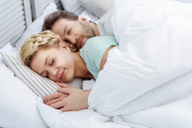 Sevgi karı kucaklayan koca nap sırasında