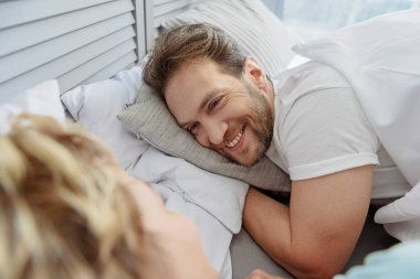 Neşeli evli çift yatak odasında yalan