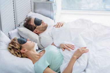 Serin evli çift evde uyuyor