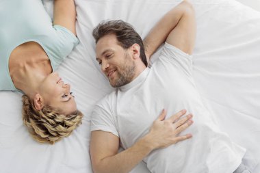 Çift yatak üzerinde luxuriating sevgi dolu mutlu