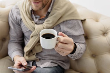 Neşeli adam cep telefonu mesajlaşma