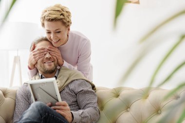 Sevgi dolu çift evde eğlenmek