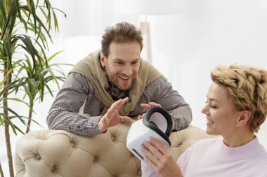 Joyful evli çift çağdaş teknoloji ile eğlenceli