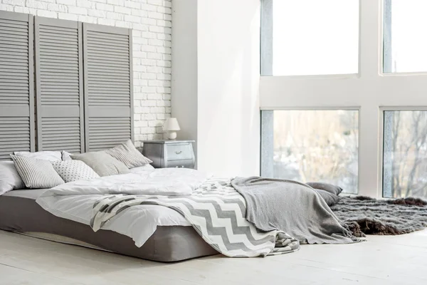 Hermoso diseño moderno en el dormitorio cómodo —  Fotos de Stock