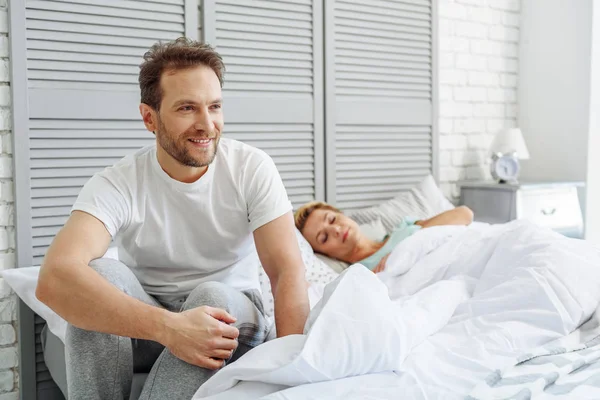 Alegre marido relajarse en el dormitorio — Foto de Stock