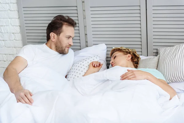 Försiktig man titta på hans kvinna som sover — Stockfoto