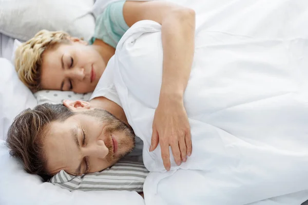 Mutlu evli çift yatakta yatmaya — Stok fotoğraf