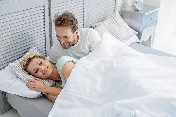 Despreocupado hombre y mujer despertando en el dormitorio — Foto de Stock