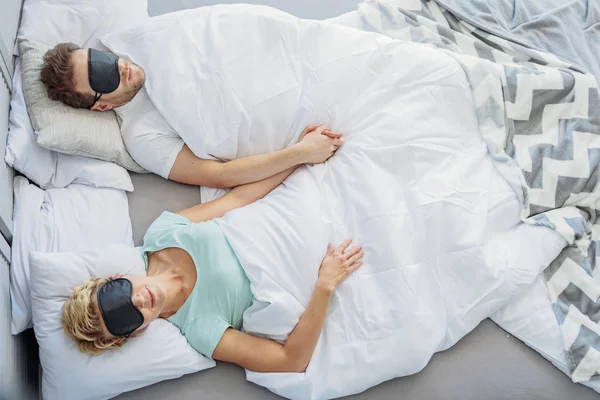 Rustige man en vrouw genieten van dromen op bed — Stockfoto