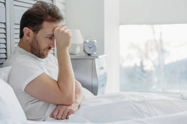 Thoughtful guy suffers from insomnia — Stock Photo, Image