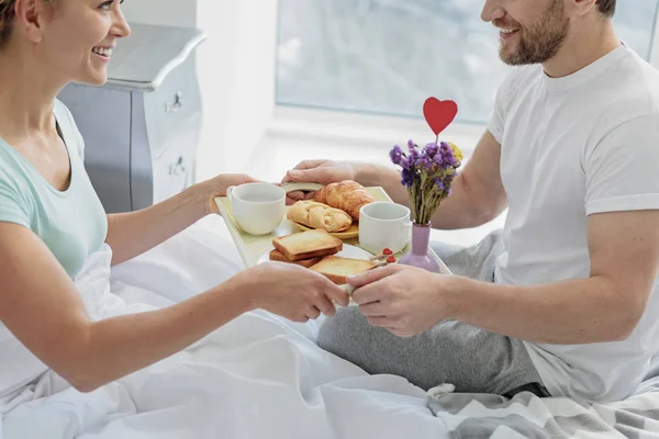 Весела подружня пара має романтичний сніданок — стокове фото