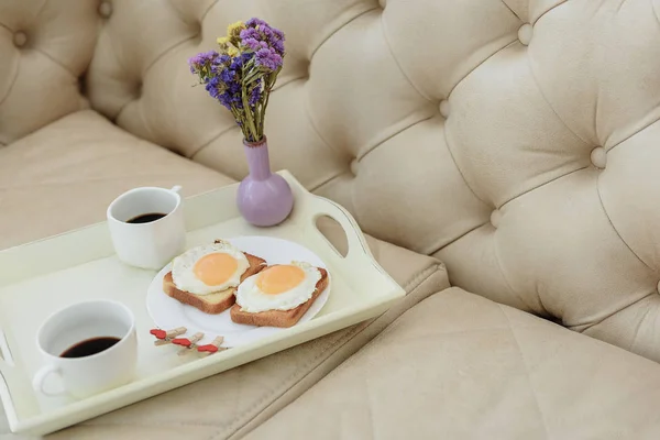 소파에 부케와 낭만적인 아침 식사 — 스톡 사진